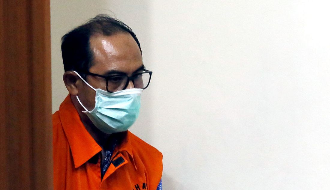 Agung Gazalba Saleh seusai menjalani pemeriksaan di Gedung KPK, Jakarta, Kamis (8/12). - JPNN.com