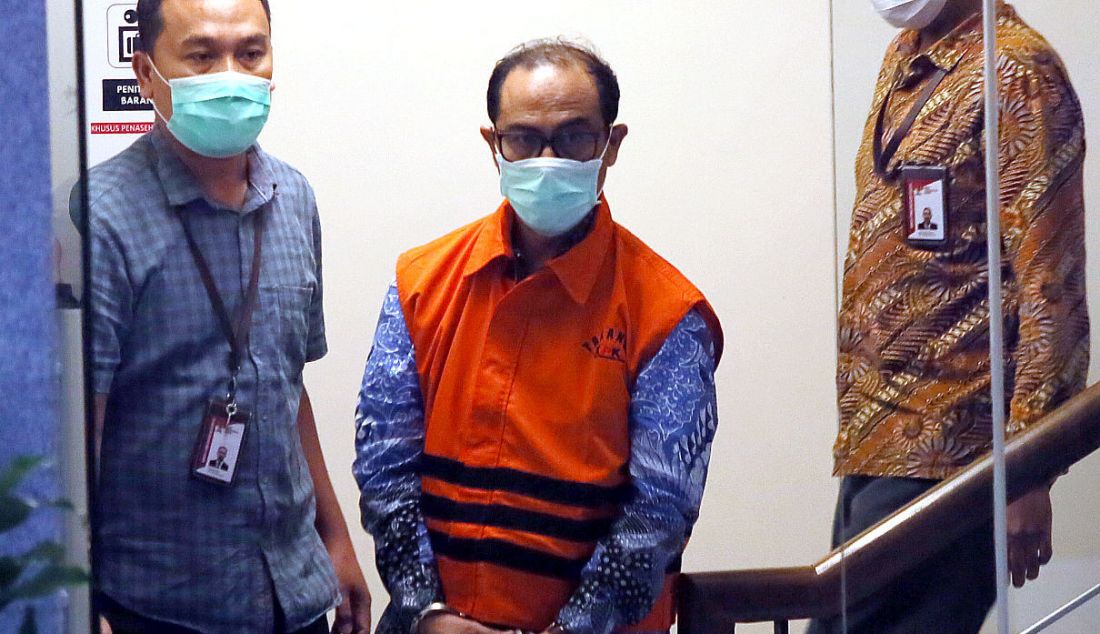 Tersangka Hakim Agung Gazalba Saleh seusai menjalani pemeriksaan di Gedung KPK, Jakarta, Kamis (8/12). - JPNN.com