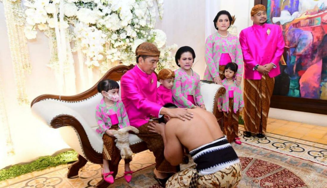 Kaesang Pangarep saat melakukan sungkeman kepada bapaknya Presiden Joko Widodo pada rangkaian prosesi pernikahan Kaesang-Erina Gudono di kediaman, Sumber, Kota Surakarta, pada Jumat (9/12). - JPNN.com