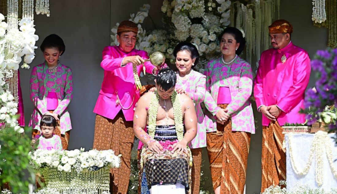 Presiden Joko Widodo saat menyiram putra bungsunya Kaesang Pangarep pada rangkaian prosesi pernikahan Kaesang-Erina Gudono di kediaman, Sumber, Kota Surakarta, pada Jumat (9/12). - JPNN.com