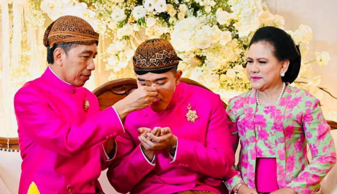 Presiden Joko Widodo menyuapi putra bungsunya Kaesang Pangarep pada rangkaian prosesi pernikahan Kaesang-Erina Gudono di kediaman, Sumber, Kota Surakarta, pada Jumat (9/12). - JPNN.com