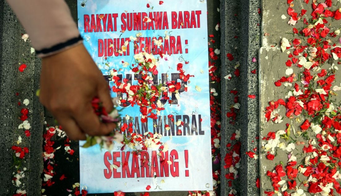 Sejumlah mahasiswa dan masyarakat yang tergabung dalam Aliansi Masyarakat Anti-Mafia Tambang berunjuk rasa di kantor Komnas HAM, Jakarta, Selasa (13/12). - JPNN.com