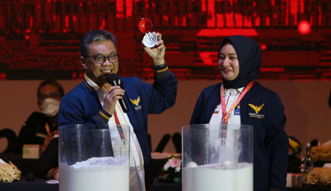 Ketum Partai Garuda Ahmad Ridha Sabana (kiri) saat acara Penetapan Nomor Urut Parpol Peserta Pemilu 2024 di Kantor KPU RI, Jakarta, Rabu (14/12). Partai Garuda mendapatkan nomor urut sebelas. - JPNN.com