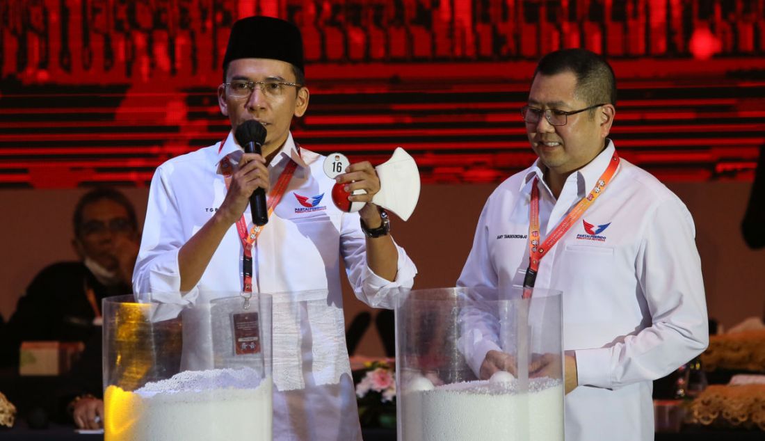 Ketum Perindo Hary Tanoesoedibjo (kanan) dan Ketua Harian Nasional Perindo Muhammad Zainul Majdi saat acara Penetapan Nomor Urut Parpol Peserta Pemilu 2024 di Kantor KPU RI, Jakarta, Rabu (14/12). Perindo mendapatkan nomor urut enam belas. - JPNN.com