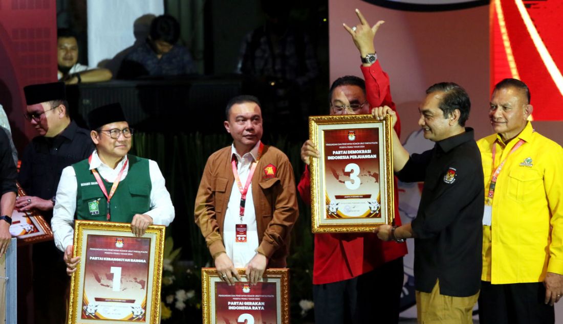Ketum PKB Muhaimin Iskandar (kiri), Waketum Partai Gerindra Sufmi Dasco Ahmad dan Ketua Badan Pemenangan Pemilu (Bappilu) DPP PDIP Bambang Wuryanto saat acara Penetapan Nomor Urut Parpol Peserta Pemilu 2024 di Kantor KPU RI, Jakarta, Rabu (14/12). PKB mendapatkan nomor urut satu, Partai Gerindra mendapatkan nomor urut dua dan PDIP mendapatkan nomor urut tiga. - JPNN.com