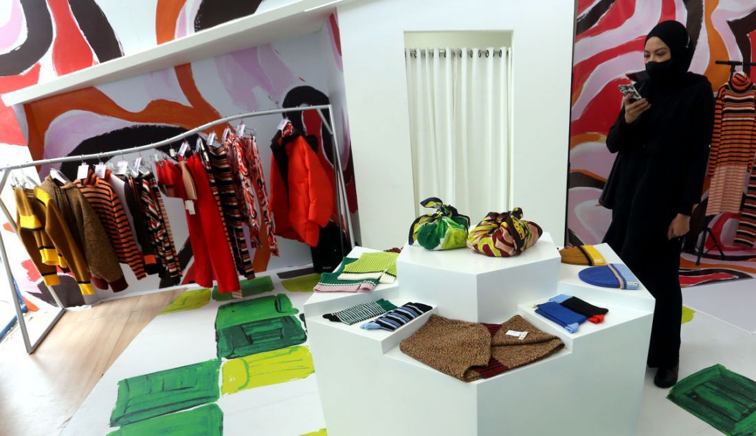 Pengunjung melihat koleksi terbaru dari kolaborasi UNIQLO dan MARNI, label fesyen Italia, saat peluncuran di Senayan City, Jakarta, Kamis (15/12). - JPNN.com