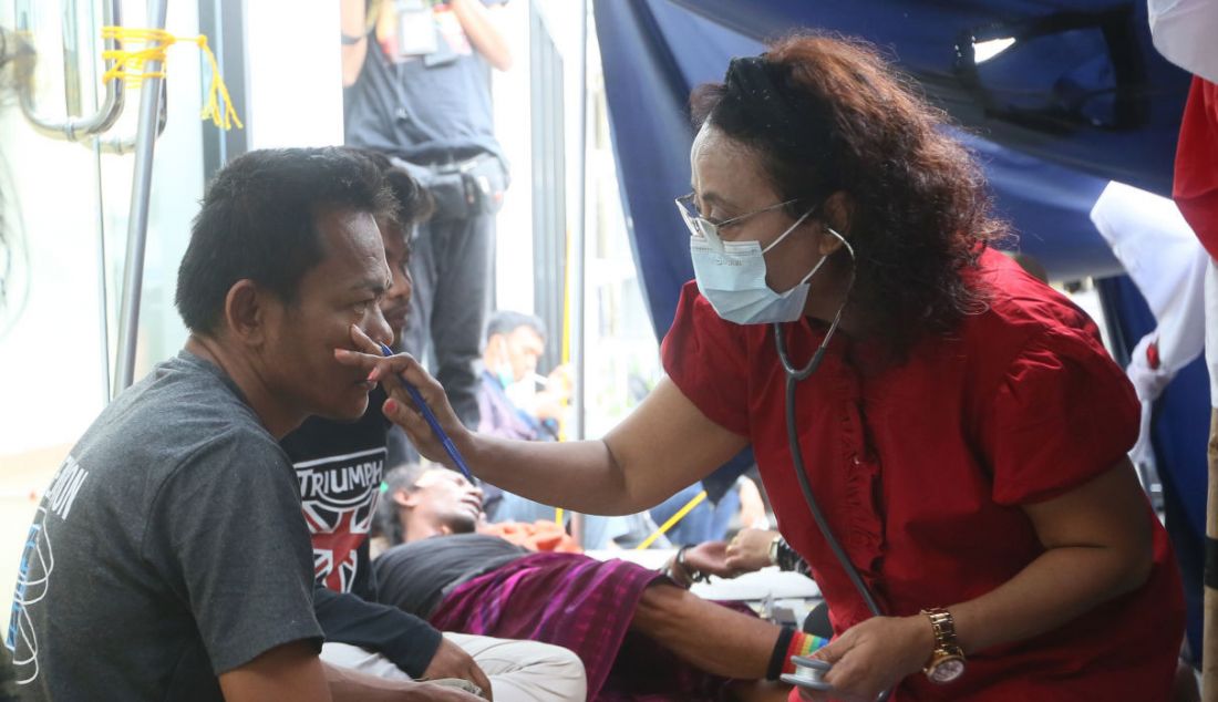 Tim Dokter Rumah Sakit Pena 98 melakukan pemeriksaan medis terhadap peserta mogok makan di Komnas HAM, Jakarta, Minggu (18/12). - JPNN.com