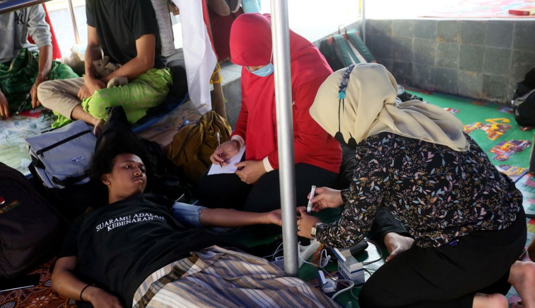 Tim Dokter Rumah Sakit Pena 98 melakukan pemeriksaan medis terhadap peserta mogok makan di Komnas HAM, Jakarta, Minggu (18/12). - JPNN.com