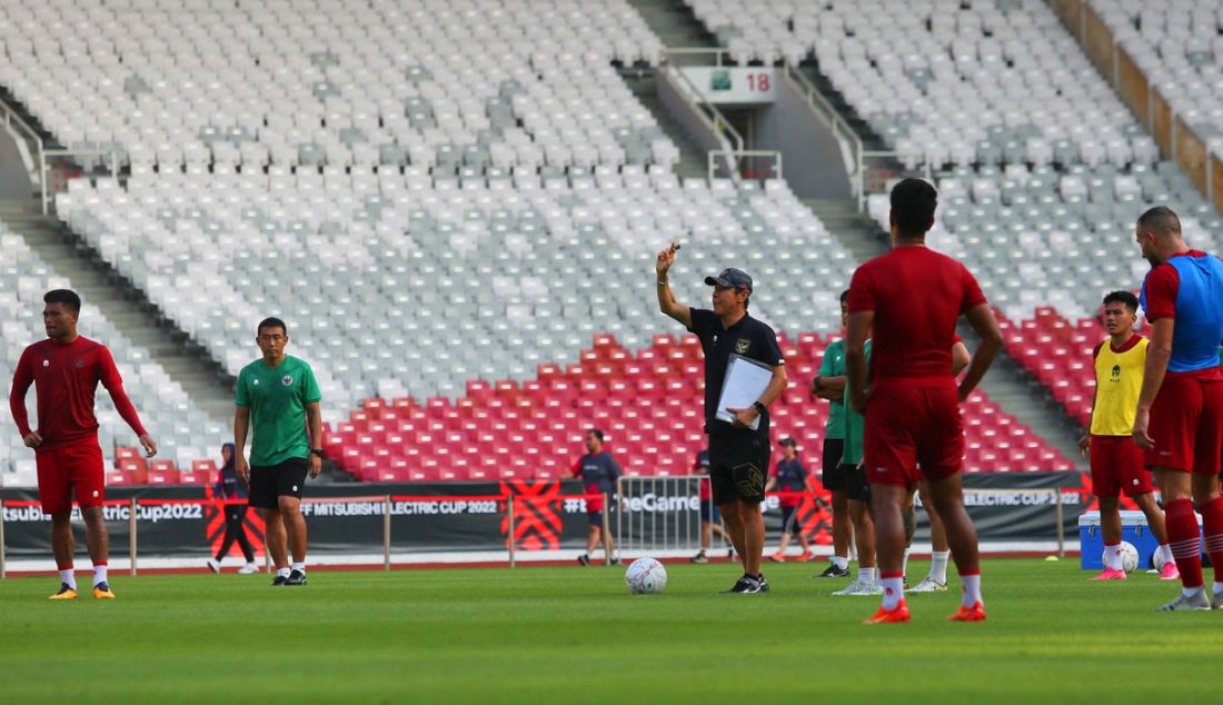 Pelatih Timnas Indonesia Shin Tae Yong memimpin sesi latihan jelang Piala AFF 2022, di Stadion Utama Gelora Bung Karno, Jakarta, Selasa (20/12). - JPNN.com