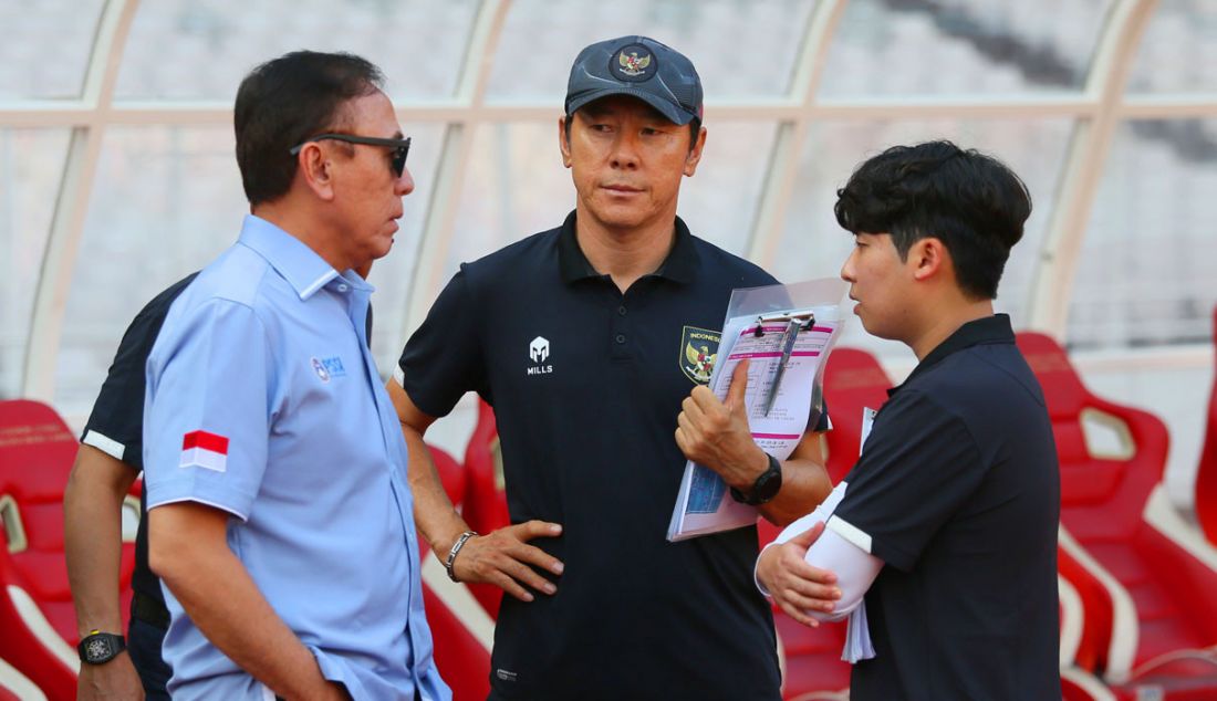 Shin Tae yong (tengah). - JPNN.com