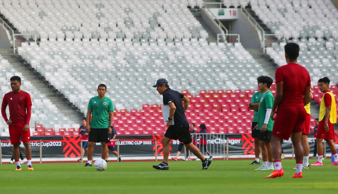 Pelatih Timnas Indonesia Shin Tae Yong memimpin sesi latihan jelang Piala AFF 2022, di Stadion Utama Gelora Bung Karno, Jakarta, Selasa (20/12). - JPNN.com