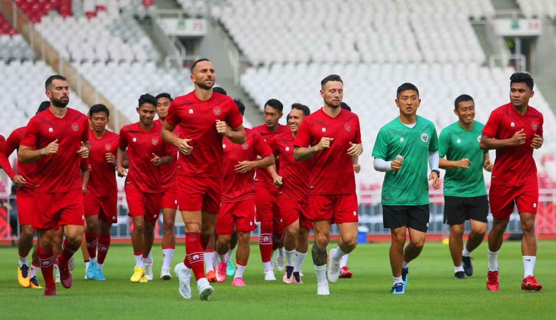 Pemain Timnas Indonesia latihan di Stadion Utama Gelora Bung Karno, Jakarta, Selasa (20/12). Indonesia akan bertanding melawan Timnas Kamboja pada penyisihan Grup A Piala AFF 2022 di SUGBK Jakarta, Jumat (23/12). - JPNN.com