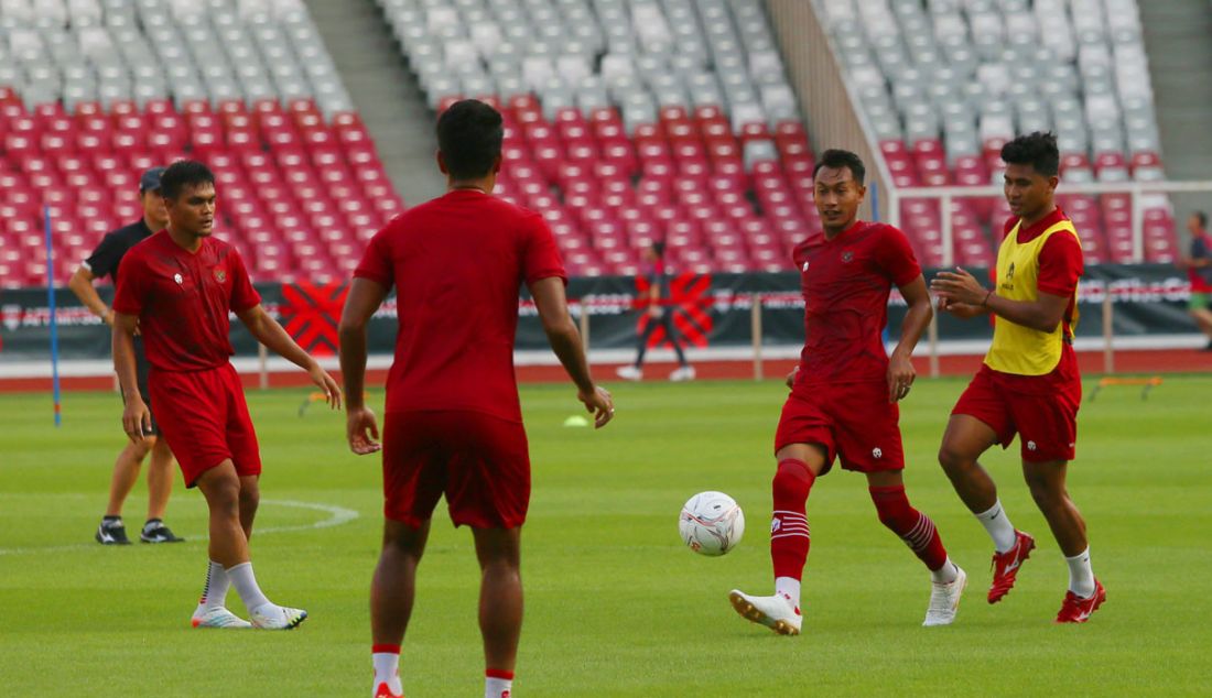 Pemain Timnas Indonesia latihan di Stadion Utama Gelora Bung Karno, Jakarta, Selasa (20/12). Indonesia akan bertanding melawan Timnas Kamboja pada penyisihan Grup A Piala AFF 2022 di SUGBK Jakarta, Jumat (23/12). - JPNN.com