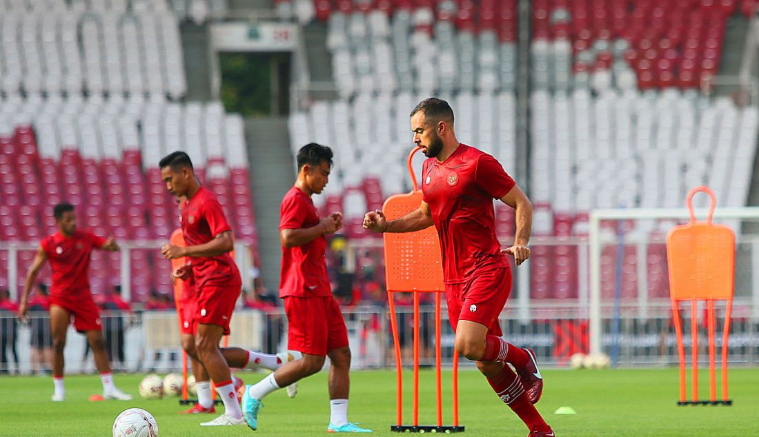 Pemain Timnas Indonesia latihan di Stadion Utama Gelora Bung Karno, Jakarta, Selasa (20/12). Indonesia akan bertanding melawan Timnas Kamboja pada penyisihan Grup A Piala AFF 2022 di SUGBK Jakarta, Jumat (23/12). - JPNN.com