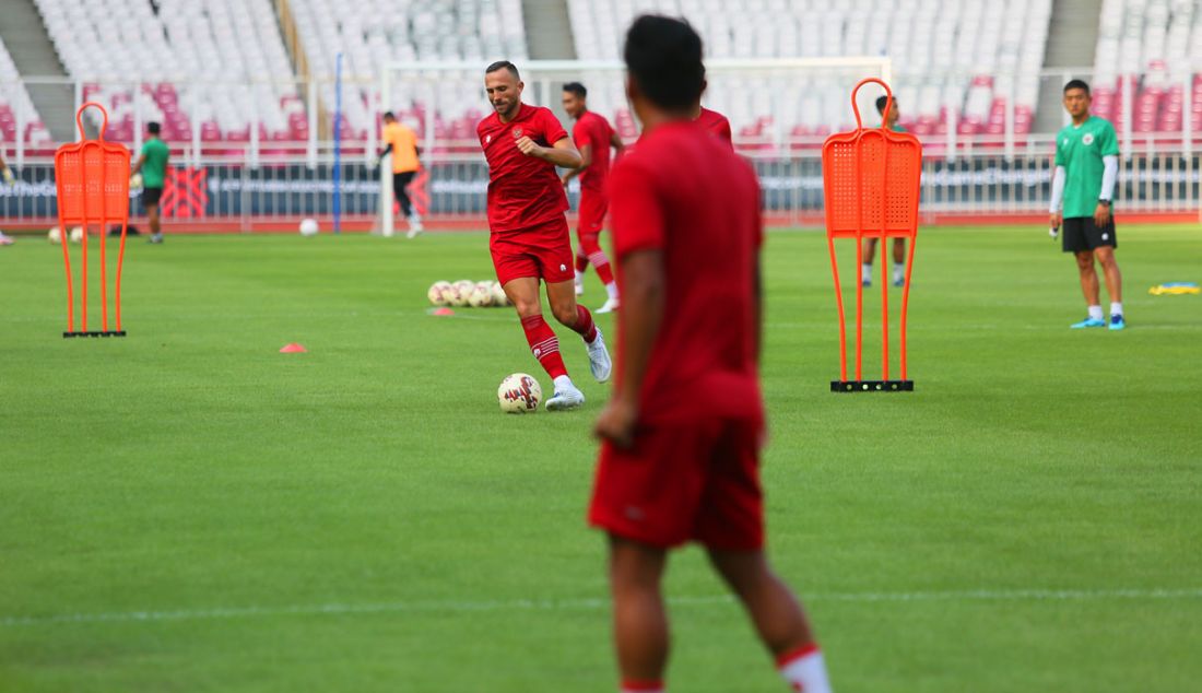 Pemain Timnas Indonesia latihan di Stadion Utama Gelora Bung Karno, Jakarta, Selasa (20/12). Indonesia akan bertanding melawan Timnas Kamboja pada penyisihan Grup A Piala AFF 2022 di SUGBK Jakarta, Jumat (23/12). - JPNN.com