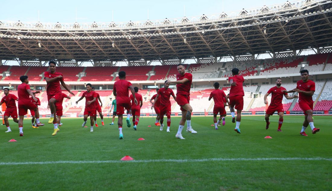 Pemain Timnas Indonesia latihan di Stadion Utama Gelora Bung Karno, Jakarta, Selasa (20/12). Indonesia akan bertanding melawan Timnas Kamboja pada penyisihan Grup A Piala AFF 2022 di SUGBK Jakarta, Jumat (23/12). - JPNN.com