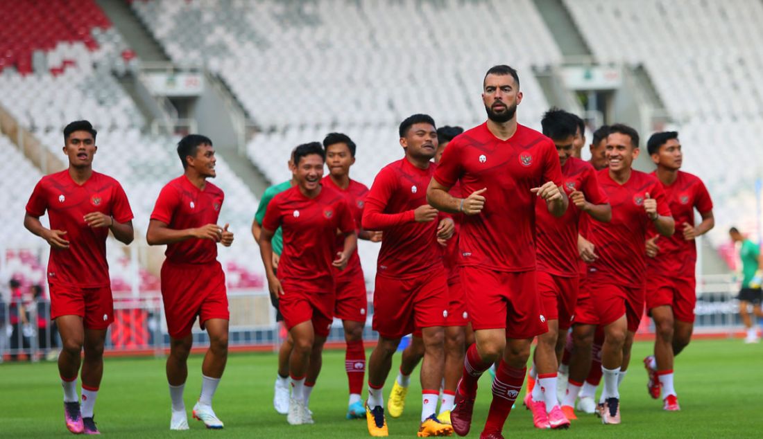 Pemain Timnas Indonesia latihan di Stadion Utama Gelora Bung Karno, Jakarta, Selasa (20/12). Indonesia akan bertanding melawan Timnas Kamboja pada penyisihan Grup A Piala AFF 2022 di SUGBK Jakarta, Jumat (23/12). - JPNN.com