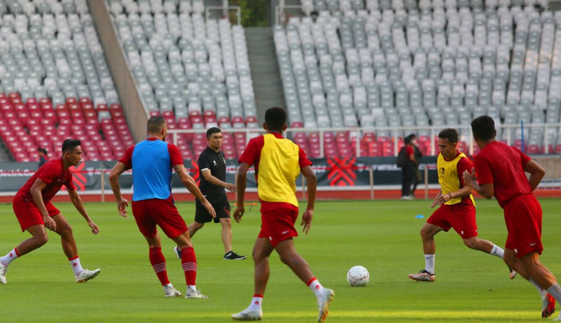 Pemain Timnas Indonesia latihan di Stadion Utama Gelora Bung Karno, Jakarta, Selasa (20/12). - JPNN.com