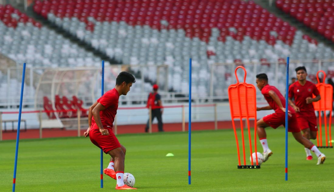 Pemain Timnas Indonesia latihan di Stadion Utama Gelora Bung Karno, Jakarta, Selasa (20/12). Indonesia akan bertanding melawan Timnas Kamboja pada penyisihan Grup A Piala AFF 2022 di SUGBK Jakarta, Jumat (23/12). - JPNN.com