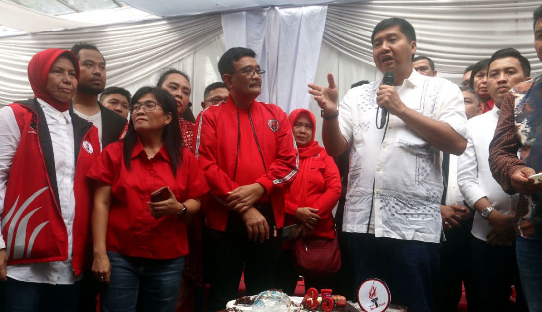 Ketua Umum Taruna Merah Putih Maruarar Sirait bersama Ketua DPP PDIP Djarot Saiful Hidayat menghadiri diskusi publik bertajuk Bahaya dan Antisipasi Politik Identitas Menghadapi Pemilu 2024 di Kantor DPP Taruna Merah Putih, Jakarta, Jumat (23/12). - JPNN.com