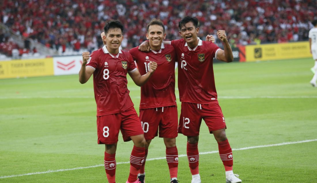 Kiri: Pemain Indonesia Asnawi Mangkualam Bahar, Egy Maulana Vikri dan Pratama Arhan Alif Rifai melakukan selebrasi seusai Asnawi membobol gawang Kamboja pada AFF Cup 2022 di Stadion Utama Gelora Bung Karno, Jakarta, Jumat (23/12). Indonesia menang atas Kamboja dengan skor 2-1. - JPNN.com