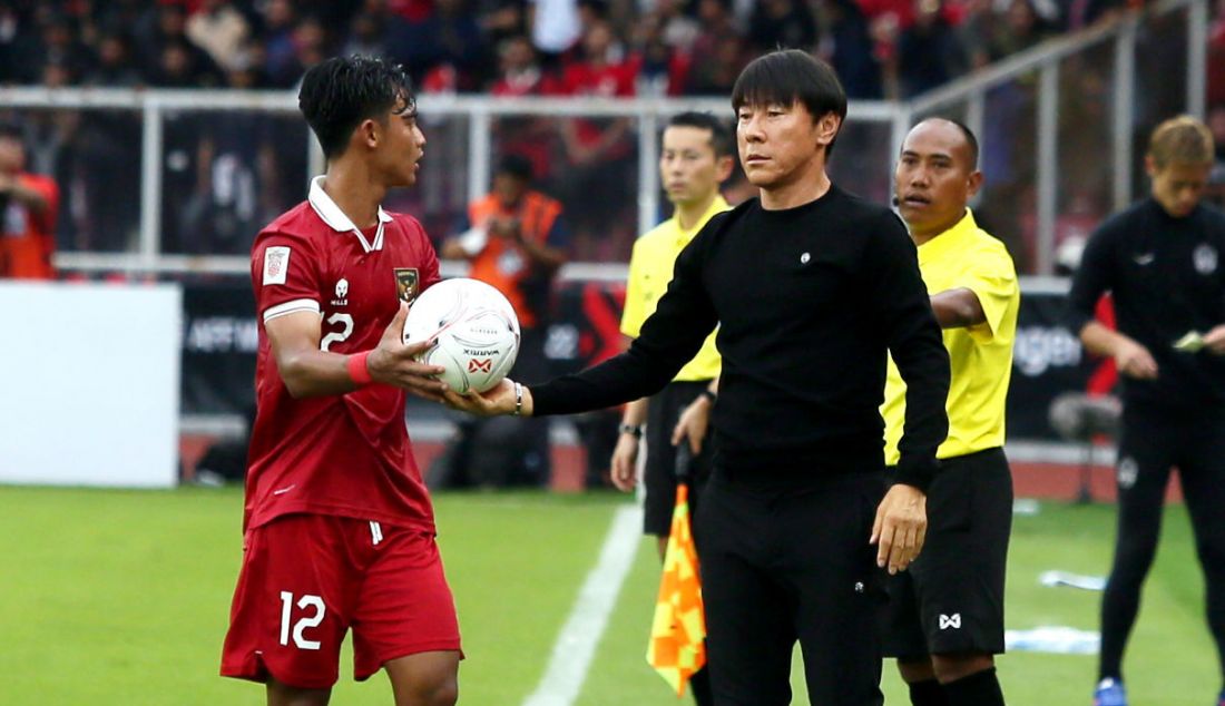 Pelatih Timnas Indonesia Shin Tae Yong (kanan) saat memberikan bola kepada pemain Indonesia Pratama Arhan Alif Rifai pada AFF Cup 2022 di Stadion Utama Gelora Bung Karno, Jakarta, Jumat (23/12). Indonesia menang atas Kamboja dengan skor 2-1. - JPNN.com