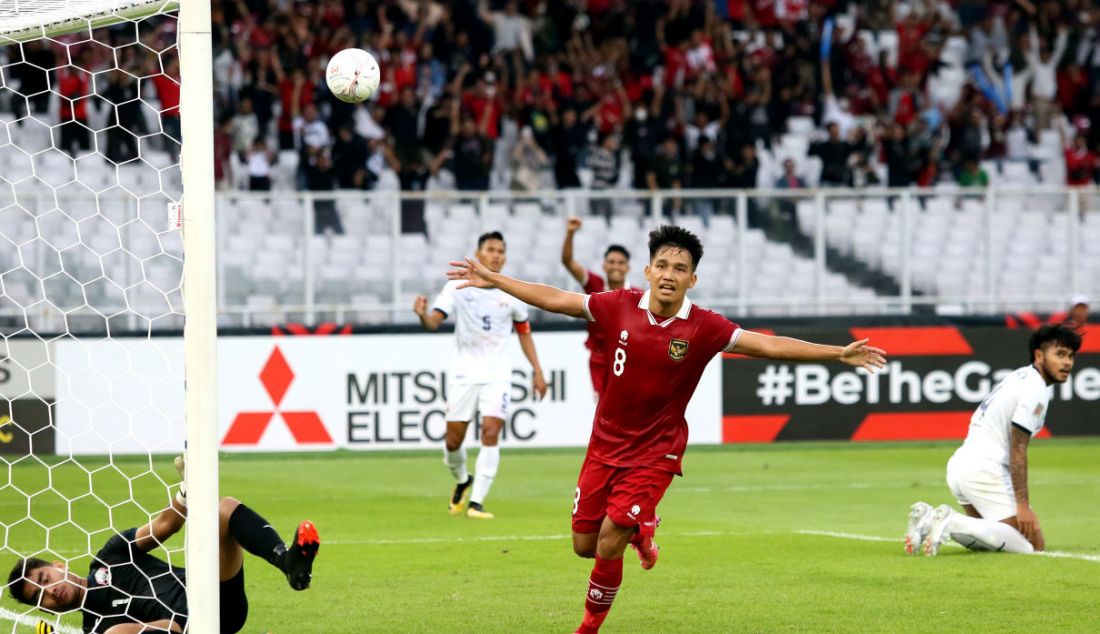 Pemain Indonesia Asnawi Mangkualam Bahar melakukan selebrasi usai membobol gawang Kamboja pada AFF Cup 2022 di Stadion Utama Gelora Bung Karno, Jakarta, Jumat (23/12). Indonesia menang atas Kamboja dengan skor 2-1. - JPNN.com