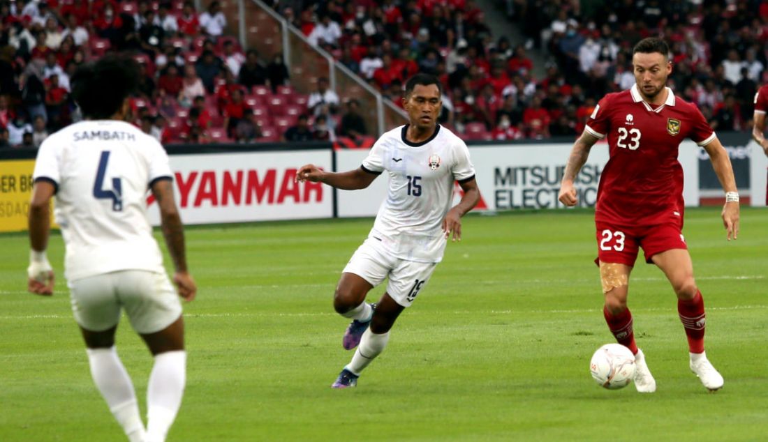 Pemain Indonesia Marc Anthony Klok pada AFF Cup 2022 di Stadion Utama Gelora Bung Karno, Jakarta, Jumat (23/12). Indonesia menang atas Kamboja dengan skor 2-1. - JPNN.com