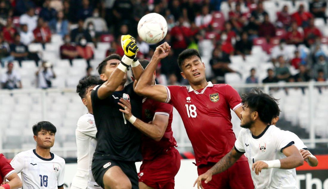 Pemain Indonesia Muhammad Rafli berduel dengan kiper Kamboja pada AFF Cup 2022 di Stadion Utama Gelora Bung Karno, Jakarta, Jumat (23/12). Indonesia menang atas Kamboja dengan skor 2-1. - JPNN.com