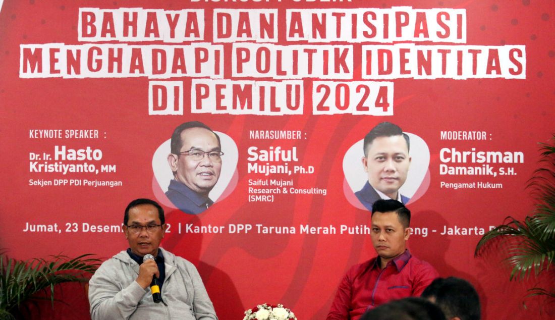 Pendiri survei Saiful Mujani Research and Consulting (SMRC) Saiful Mujani (kiri) dan Pengamat Hukum Chrisman Damanik pada diskusi publik bertajuk Bahaya dan Antisipasi Politik Identitas Menghadapi Pemilu 2024 di Kantor DPP Taruna Merah Putih, Jakarta, Jumat (23/12). - JPNN.com