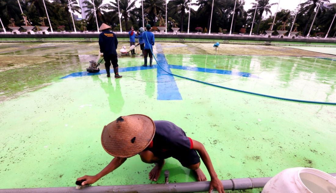 Pekerja membersihkan kolam air mancur di halaman depan Gedung Parlemen MPR/DPR-DPD, Senayan, Jakarta, Selasa (27/12). Pekerjaan rutin ini bagian dari perawatan Gedung Parlemen. - JPNN.com