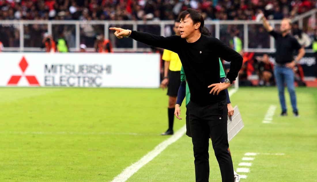 Pelatih Timnas Indonesia Shin Tae Yong pada AFF Cup 2022 di Stadion Utama Gelora Bung Karno, Jakarta, Kamis (29/12). Indonesia hanya bermain imbang 1-1 dengan tamunya, Thailand. - JPNN.com