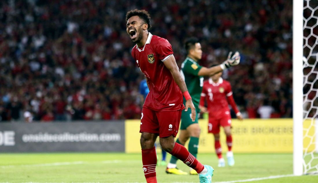 Pemain Timnas Indonesia Yakob Sayuri meluapkan kekecewaannya seusai gagal memasukkan bola ke gawang Thailand, dalam lanjutan penyisihan Grup A Piala AFF 2022 di Stadion Gelora Bung Karno, Jakarta, Kamis (29/12). Indonesia imbang atas Thailand dengan skor 1-1. - JPNN.com