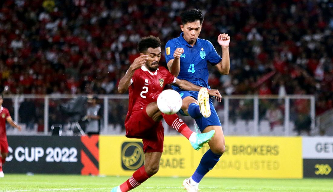 Pemain Timnas Indonesia Yakob Sayuri (kiri) berduel dengan pemain Thailand dalam laga penyisihan Grup A Piala AFF 2022. - JPNN.com