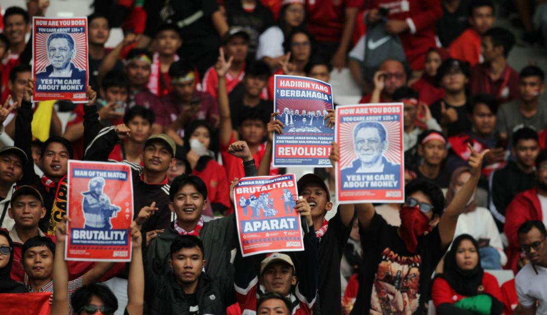 Suporter Timnas Indonesia membentangkan poster saat pertandingan lanjutan penyisihan Grup A Piala AFF 2022 Indonesia vs Thailand di Stadion Utama Gelora Bung Karno, Jakarta, Kamis (29/12). Aksi tersebut terkait tuntutan agar pemerintah mengusut tuntas Tragedi Kanjuruhan yang menelan korban 135 orang meninggal dan ratusan lainnya luka-luka. - JPNN.com