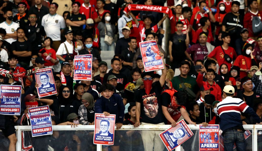 Suporter Timnas Indonesia membentangkan poster saat pertandingan lanjutan penyisihan Grup A Piala AFF 2022 Indonesia vs Thailand di Stadion Utama Gelora Bung Karno, Jakarta, Kamis (29/12). Aksi tersebut terkait tuntutan agar pemerintah mengusut tuntas Tragedi Kanjuruhan yang menelan korban 135 orang meninggal dan ratusan lainnya luka-luka. - JPNN.com