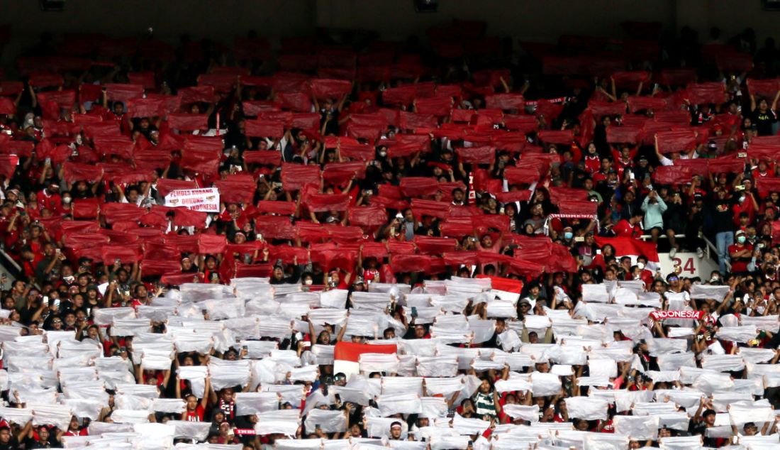 Suporter Timnas Indonesia saat pertandingan lanjutan penyisihan Grup A Piala AFF 2022 Indonesia vs Thailand di Stadion Utama Gelora Bung Karno, Jakarta, Kamis (29/12). - JPNN.com