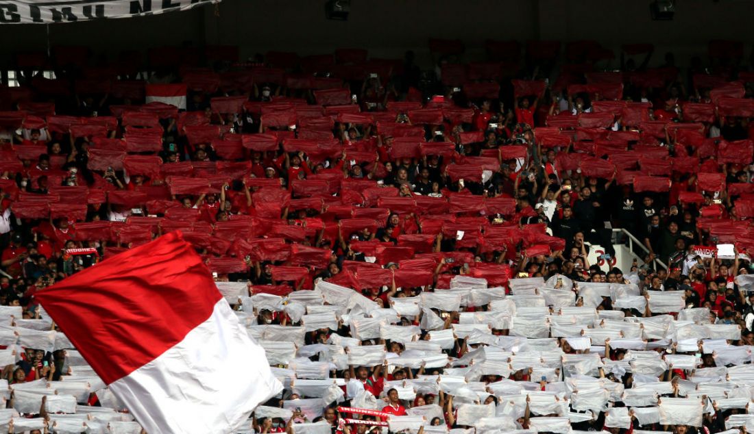 Suporter Timnas Indonesia membentangkan poster saat pertandingan lanjutan penyisihan Grup A Piala AFF 2022 Indonesia vs Thailand di Stadion Utama Gelora Bung Karno, Jakarta, Kamis (29/12). - JPNN.com