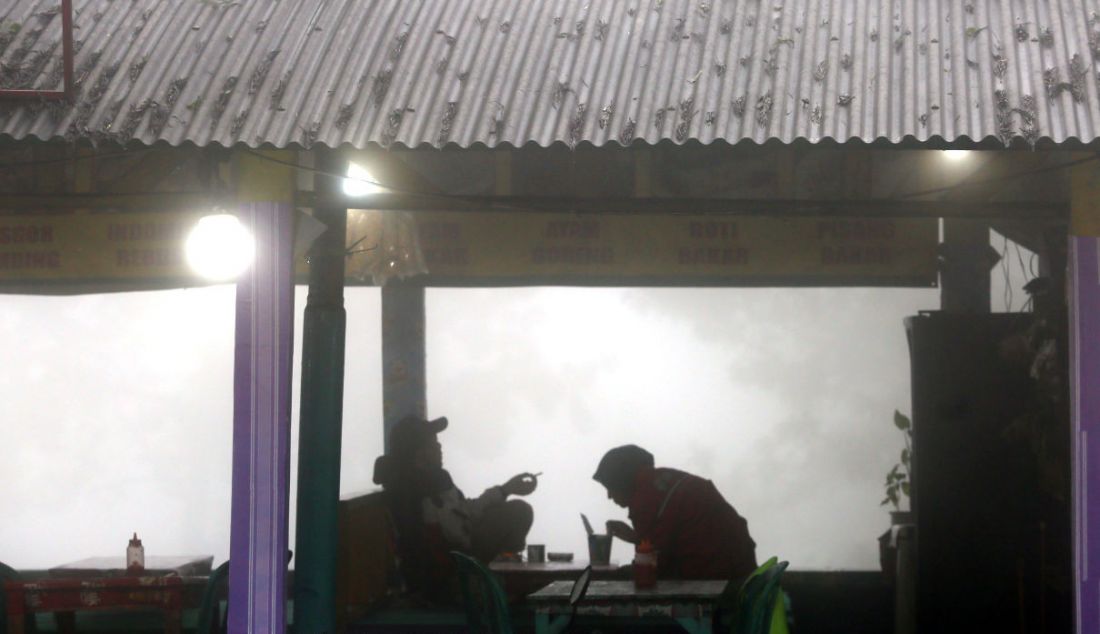Menjelang malam pergantian tahun, hujan menguyur Puncak dan sekitarnya pada Sabtu (31/12). - JPNN.com