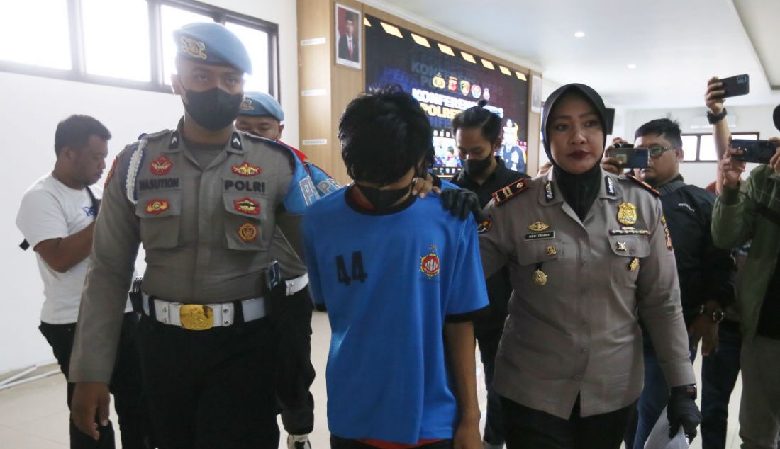Polisi menggiring tersangka kasus tindak pidana kekerasan seksual di Mapolres Bogor, Cibinong, Kabupaten Bogor, Senin (2/1). - JPNN.com