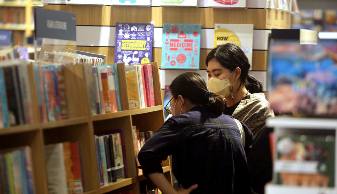 Para pengunjung saat berada di sebuah toko buku, Jakarta, Selasa (3/1). Menurut data UNESCO, minat baca masyarakat Indonesia rendah. Dari 1.000 orang Indonesia, cuma satu yang rajin membaca. - JPNN.com