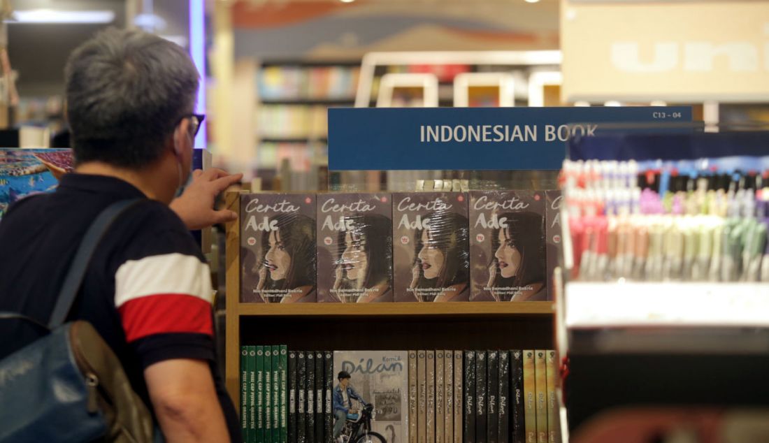 Para pengunjung saat berada di sebuah toko buku, Jakarta, Selasa (3/1). Menurut data UNESCO, minat baca masyarakat Indonesia rendah. Dari 1.000 orang Indonesia, cuma satu yang rajin membaca. - JPNN.com