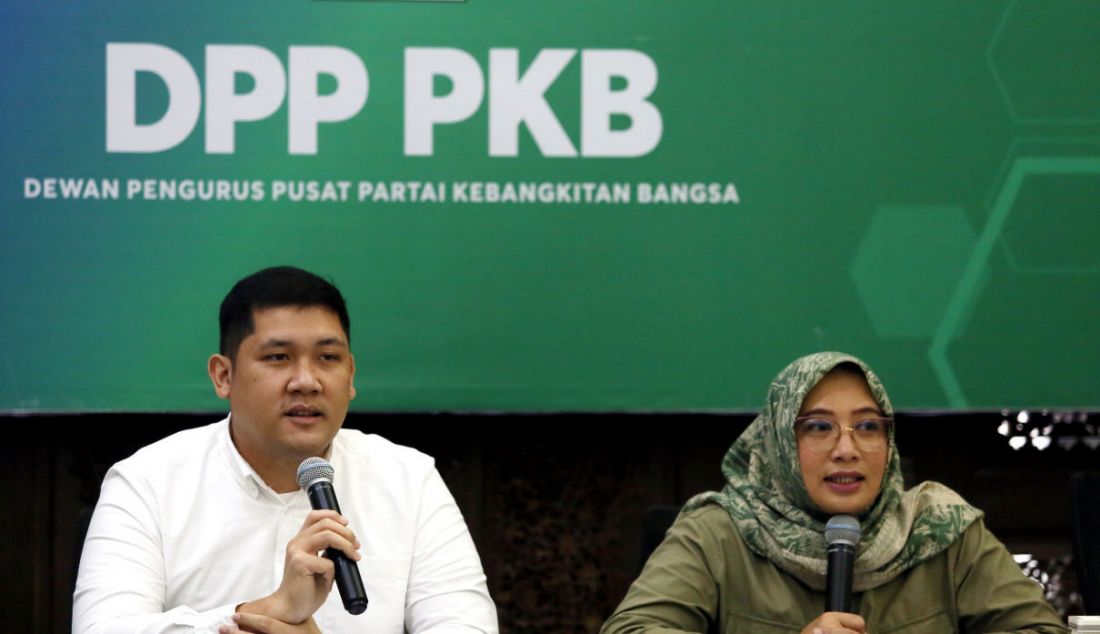 Ketua Bidang Kesehatan dan Perlindungan Anak DPP PKB yang juga Wakil Ketua Komisi IX DPR RI, Nihayatul Wafiroh, didampingi Jubir Muda PKB, Mikhael Benyamin Sinaga, berbicara saat konferensi pers menyikapi perlindungan anak dan kasus penculikan anak di Kantor DPP PKB, Jakarta, Rabu (4/1). - JPNN.com