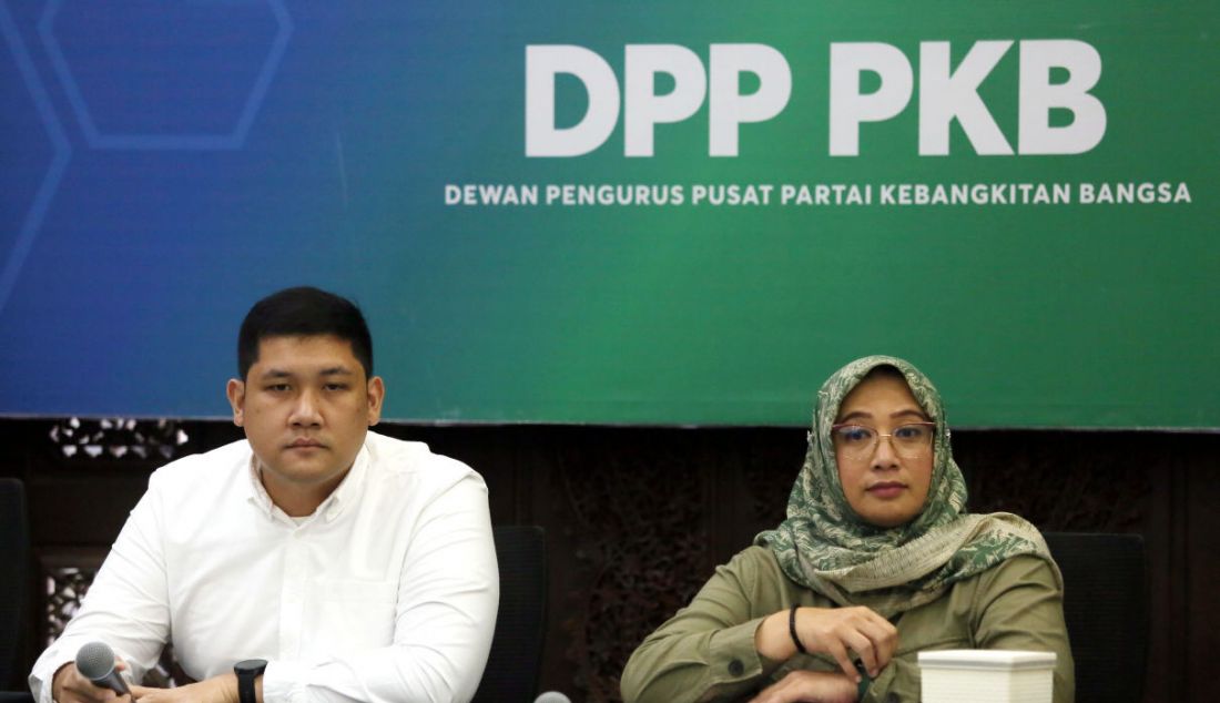 Ketua Bidang Kesehatan dan Perlindungan Anak DPP PKB yang juga Wakil Ketua Komisi IX DPR RI, Nihayatul Wafiroh, didampingi Jubir Muda PKB, Mikhael Benyamin Sinaga, berbicara saat konferensi pers menyikapi perlindungan anak dan kasus penculikan anak di Kantor DPP PKB, Jakarta, Rabu (4/1). - JPNN.com