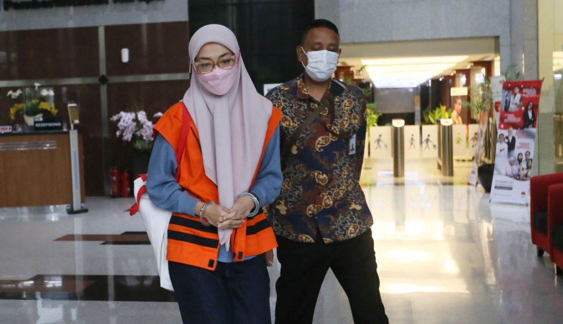 Tersangka PNS Mahkamah Agung (MA) Desy Yustria seusai menjalani pemeriksaan di Gedung KPK, Jakarta, Rabu (4/1). - JPNN.com