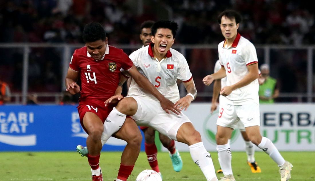 Pemain timnas Indonesia Asnawi Mangkualam Bahar (kiri) saat berduel dengan pemain timnas Vietnam Doan Van Hau pada babak semifinal Piala AFF 2022 di Stadion Utama Gelora Bung Karno, Jakarta, Jumat (6/1). Indonesia imbang atas Vietnam dengan skor 0-0. - JPNN.com