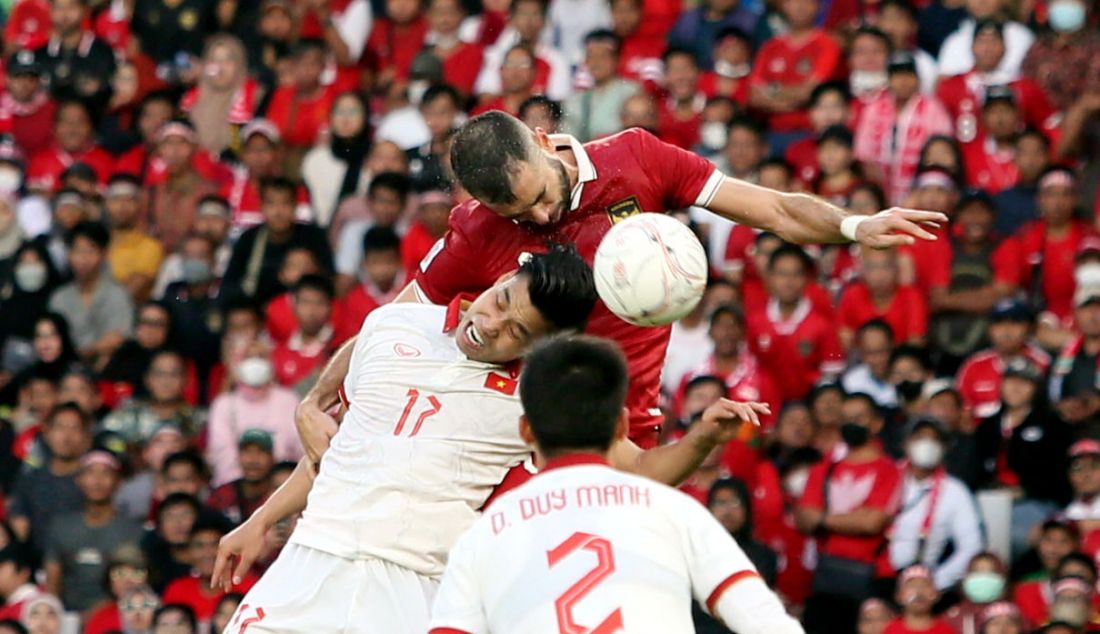 Pemain timnas Indonesia Jordi Amat Maas (merah) saat berduel dengan pemain timnas Vietnam Vu Van Thanh pada babak semifinal Piala AFF 2022 di Stadion Utama Gelora Bung Karno, Jakarta, Jumat (6/1). - JPNN.com