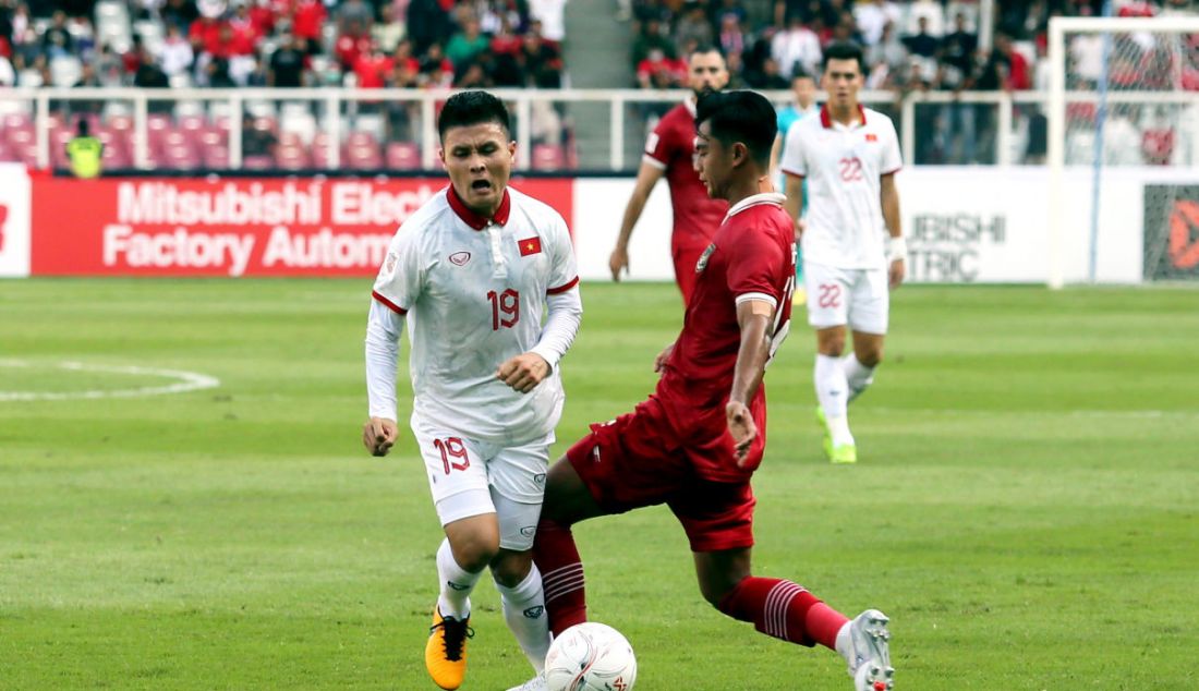 Pemain timnas Indonesia Arhan Pratama berduel dengan pemain timnas Vietnam Nguyen Quang Hai pada leg pertama semifinal Piala AFF 2022 di Stadion Utama Gelora Bung Karno, Jakarta, Jumat (6/1). - JPNN.com