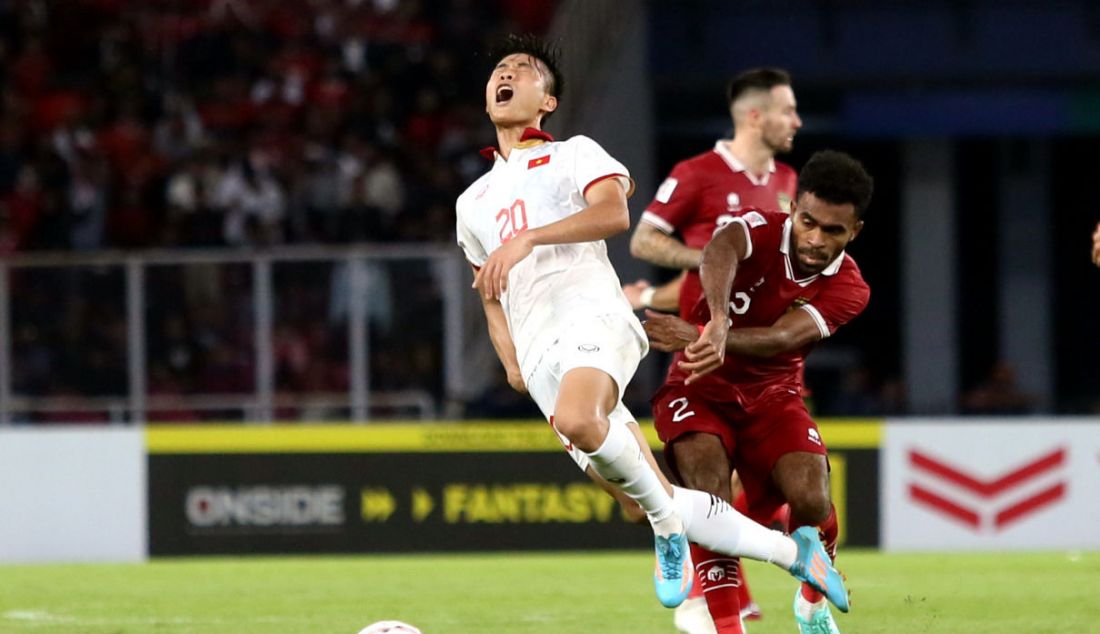 Pemain timnas Indonesia Yakob Sayuri saat berduel dengan pemain timnas Vietnam Phan Van Duc pada babak semifinal Piala AFF 2022 di Stadion Utama Gelora Bung Karno, Jakarta, Jumat (6/1). Indonesia imbang dengan Vietnam, 0-0. - JPNN.com