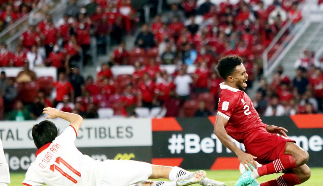 Pemain timnas Indonesia Yakob Sayuri dijatuhkan pemain timnas Vietnam Nguyen Tuan Anh pada babak semifinal piala AFF Cup 2022 di Stadion Utama Gelora Bung Karno, Jakarta, Jumat (6/1). Indonesia imbang dengan Vietnam 0-0. - JPNN.com